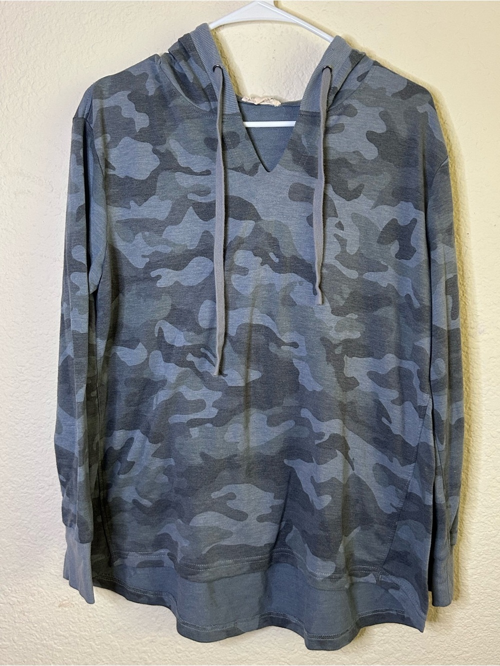 Jane & Delancey Gray Camo Hooded Pullover Shirt Long Sleeve Medium Light Pocket